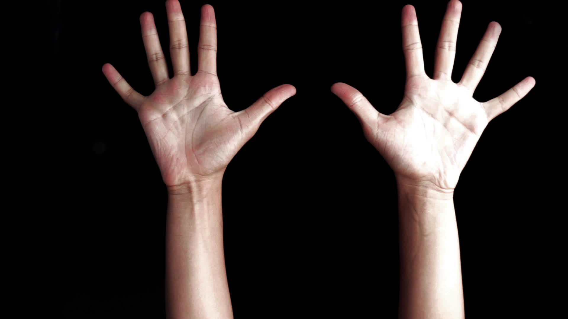 举起他的十个手指用一只黑色的手展示九号标志视频的预览图