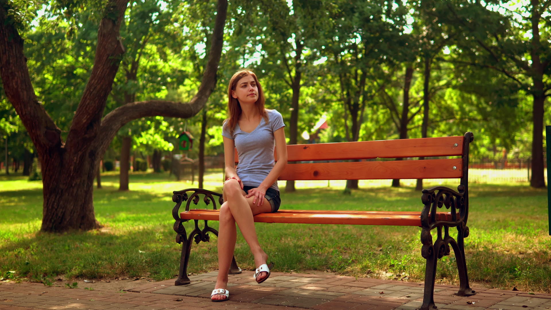 女人在公园里等朋友视频的预览图