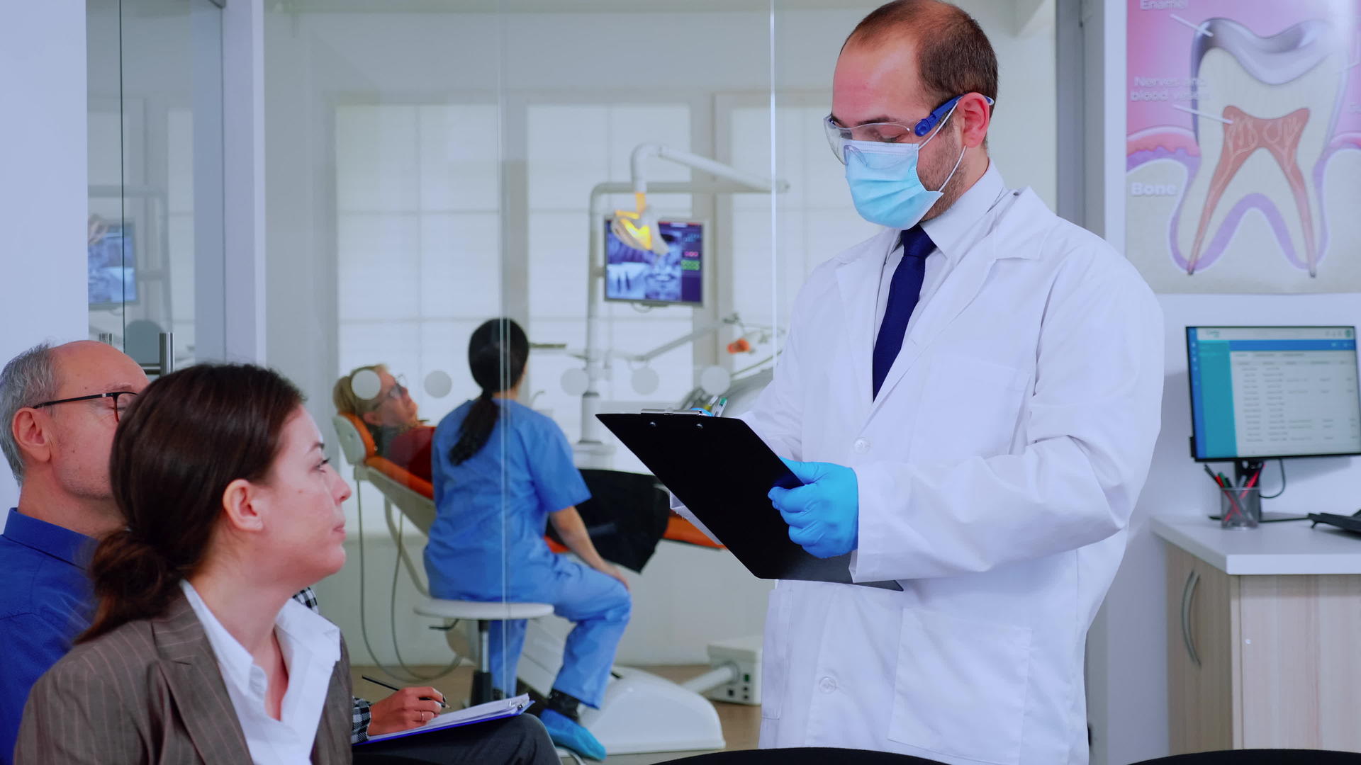 医生在剪贴板上记录患者牙病的笔记视频的预览图