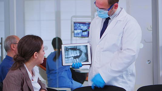坐在椅子上听诊的女医生用X光检查平板电脑视频的预览图