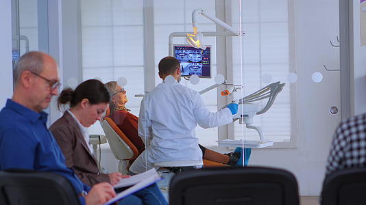 牙医在拥挤的办公室工作视频的预览图