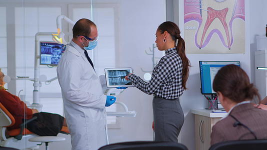 在候诊室看牙医和女病人谈X光视频的预览图