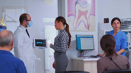 医生用X光片向患者展示平板电脑视频的预览图