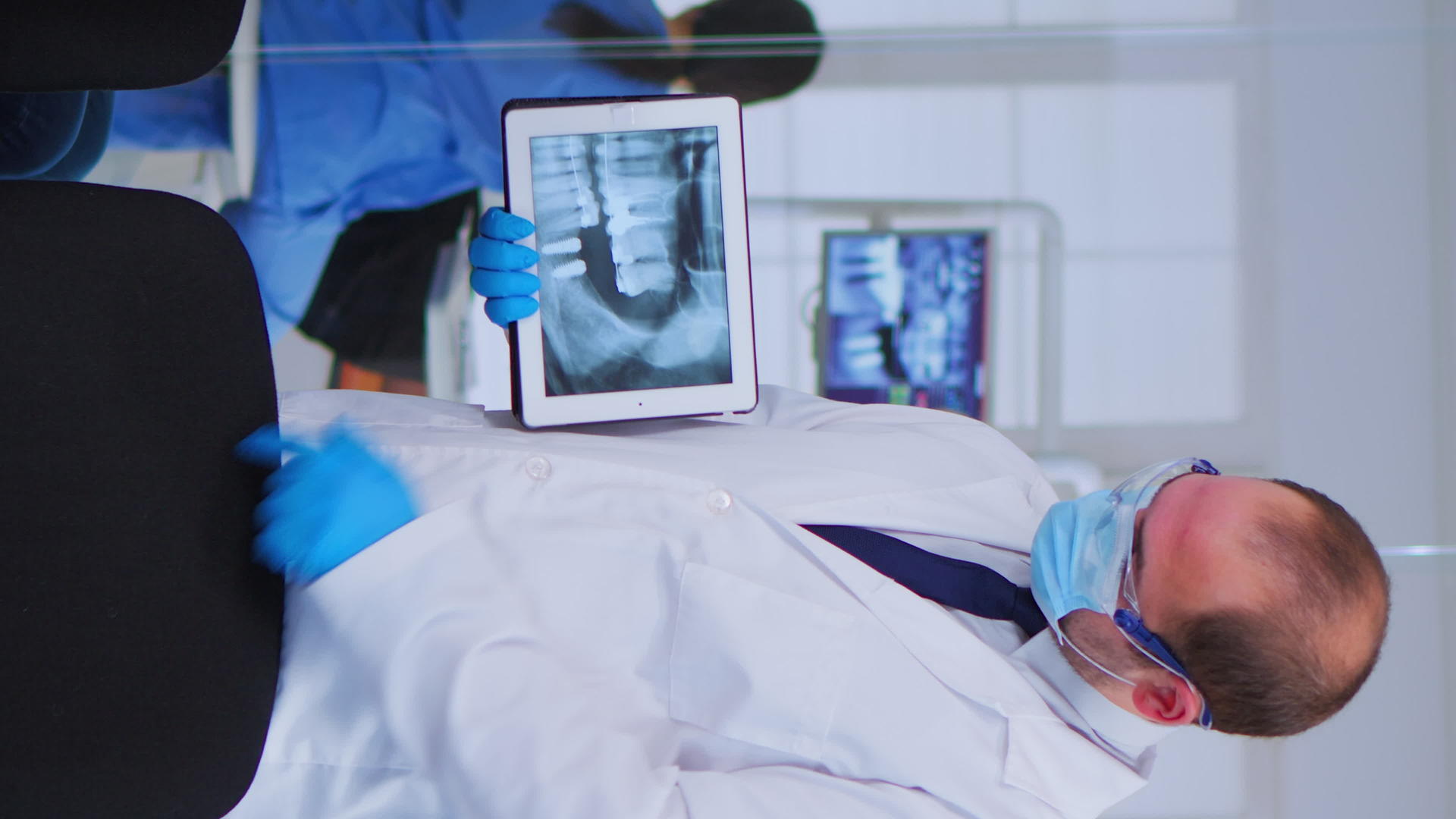 坐在椅子上听诊的女医生用X光检查平板电脑视频的预览图