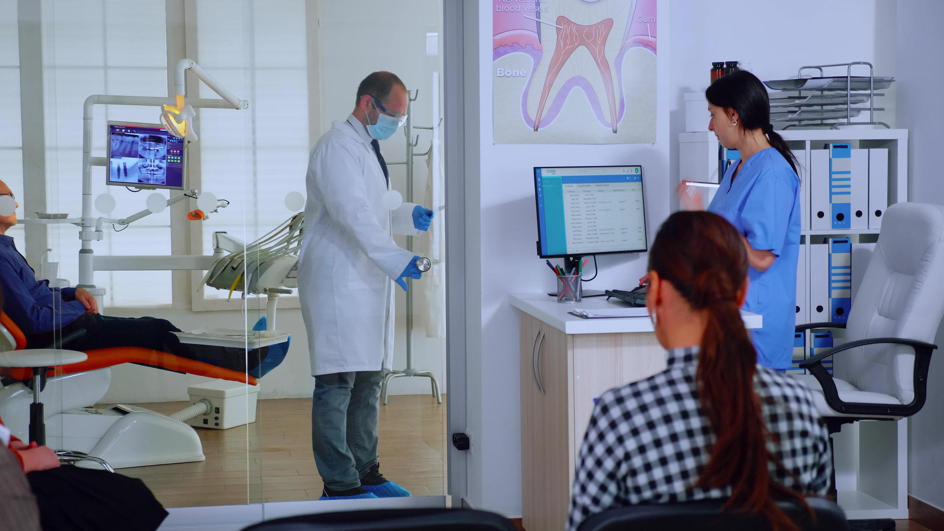 为护士提供牙齿X光检查的牙医保护面罩视频的预览图
