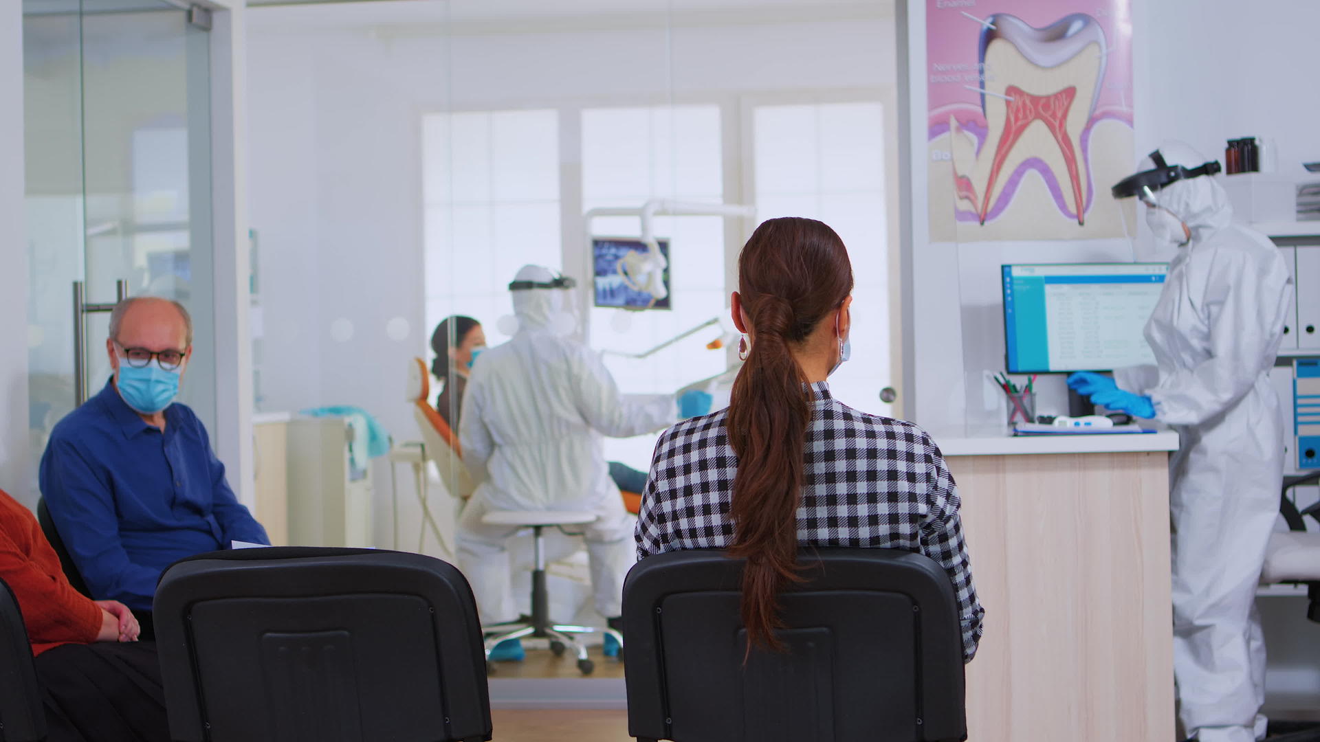 牙科护士配备防护服和剪贴板离家接待视频的预览图