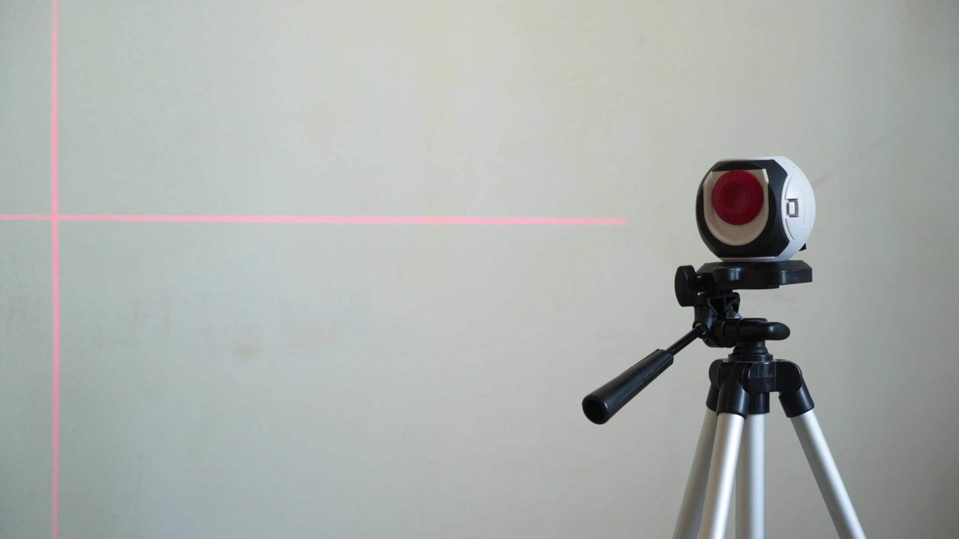 激光水平测量工具与可见的红色激光光束穿透器视频的预览图