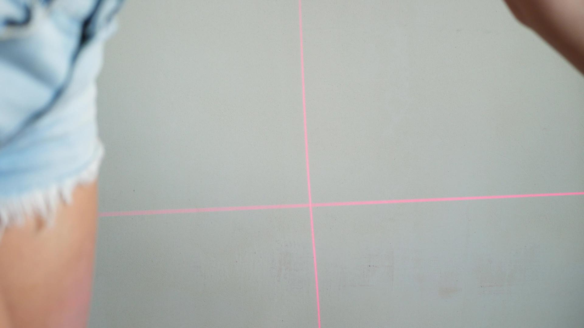 激光水平测量工具与可见的红色激光光束穿透器视频的预览图