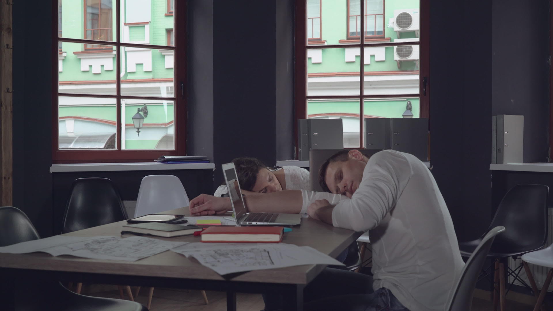 疲惫的同事在工作时睡着了视频的预览图