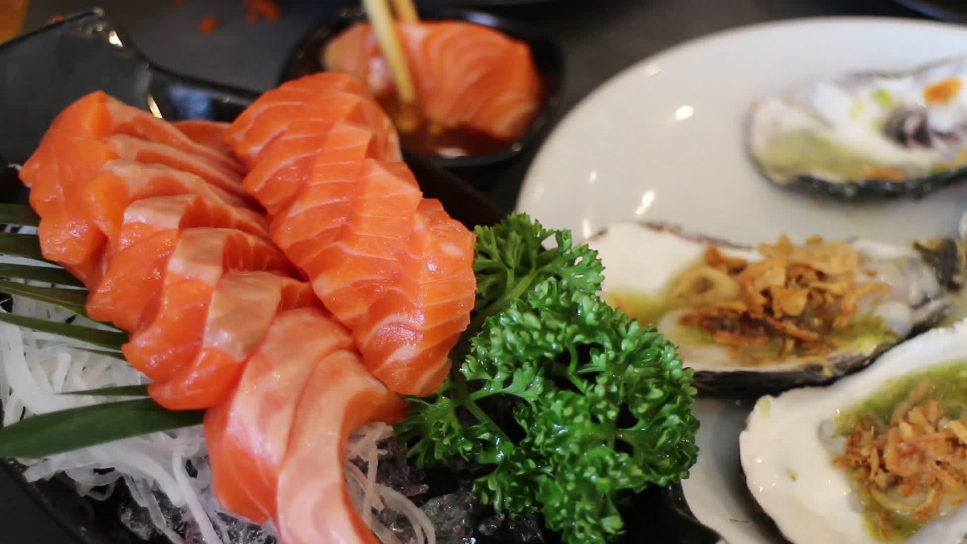 新鲜鲑鱼 西西米 位于日本餐厅视频的预览图