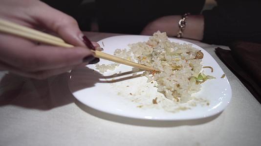 女人用竹竿吃米饭视频的预览图