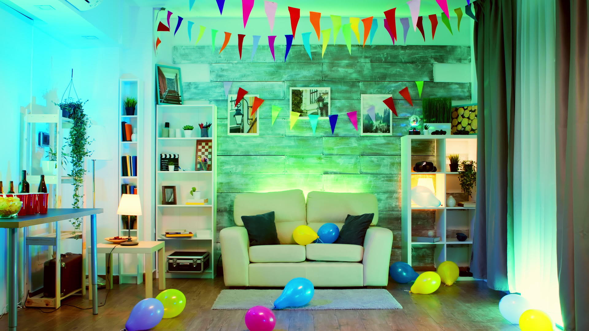 空的舒适的房间装饰着疯狂的聚会视频的预览图