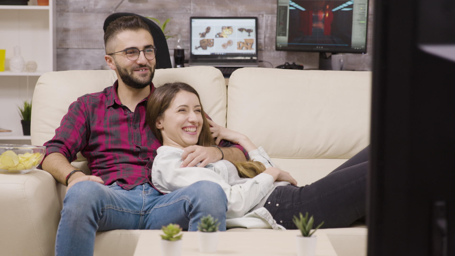 情侣们坐在沙发上微笑着坐着视频的预览图