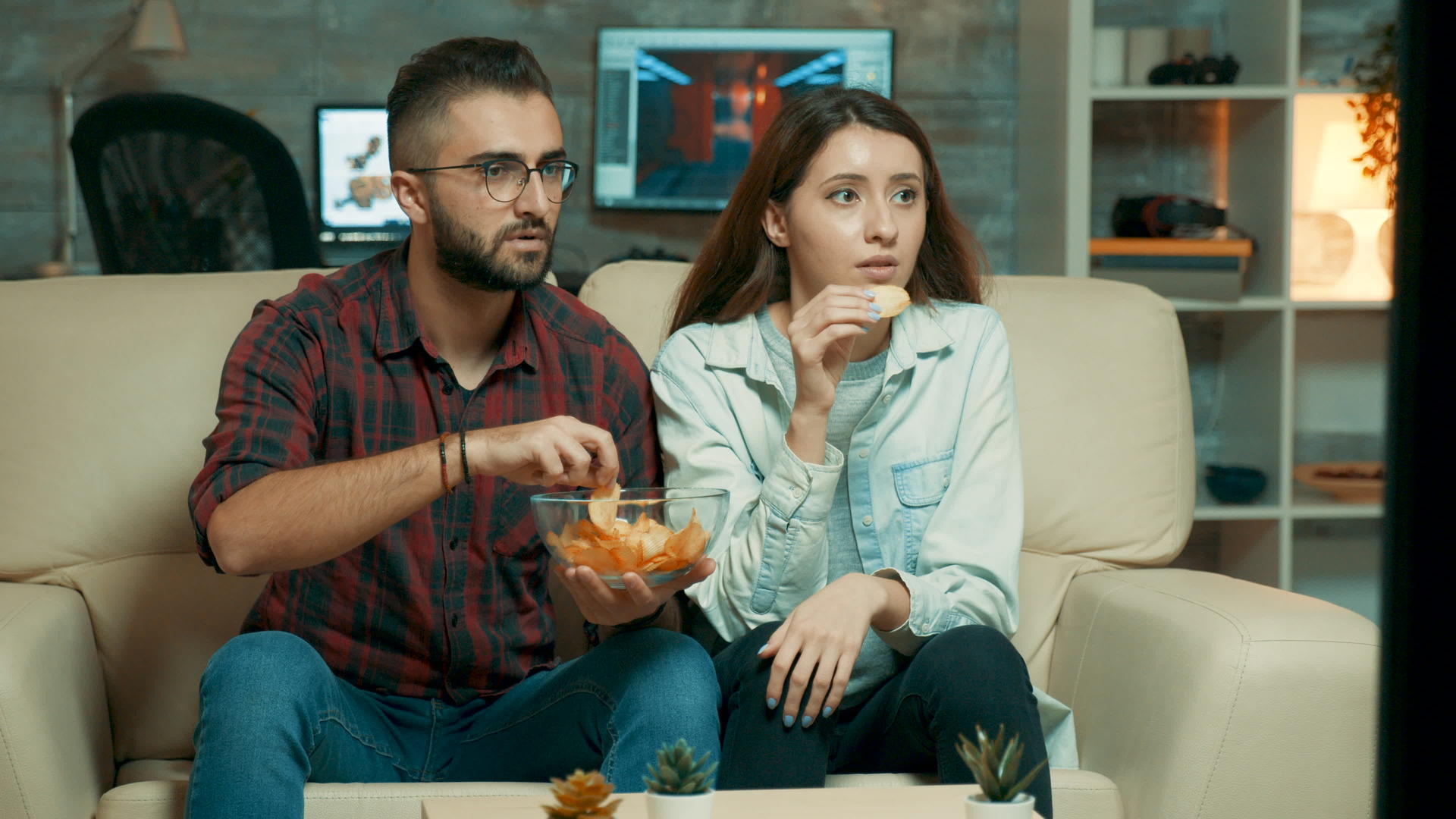 年轻夫妇看电视集中视频的预览图