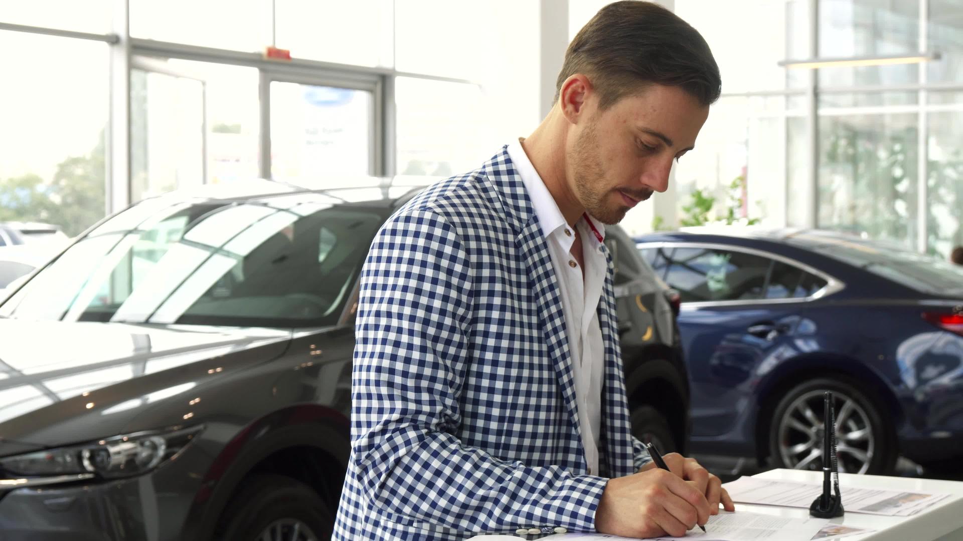 a认真的买家签订购车合同；和视频的预览图