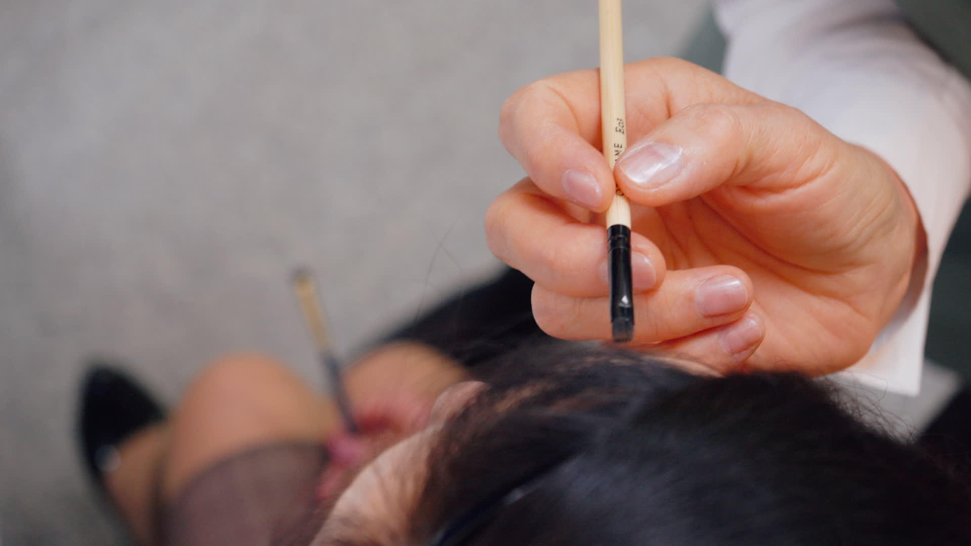 专业化妆师用梳子画眉毛来吸引女性视频的预览图