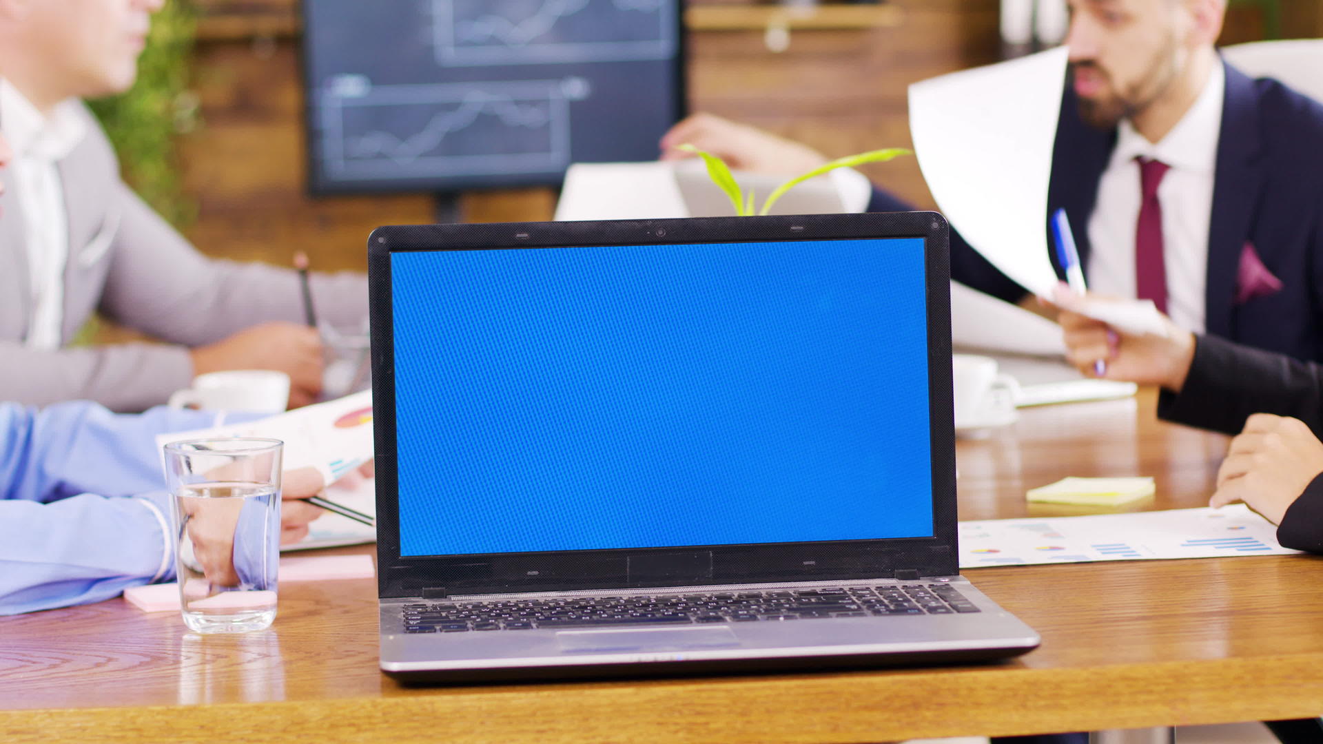 会议室膝盖上有蓝色屏幕的电脑视频的预览图