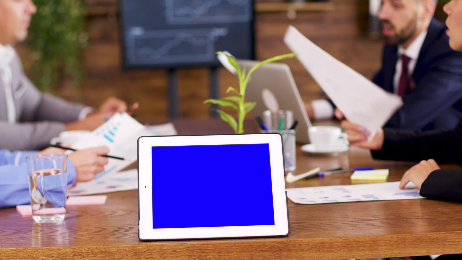 会议室的桌子上有蓝色屏幕的平板视频的预览图