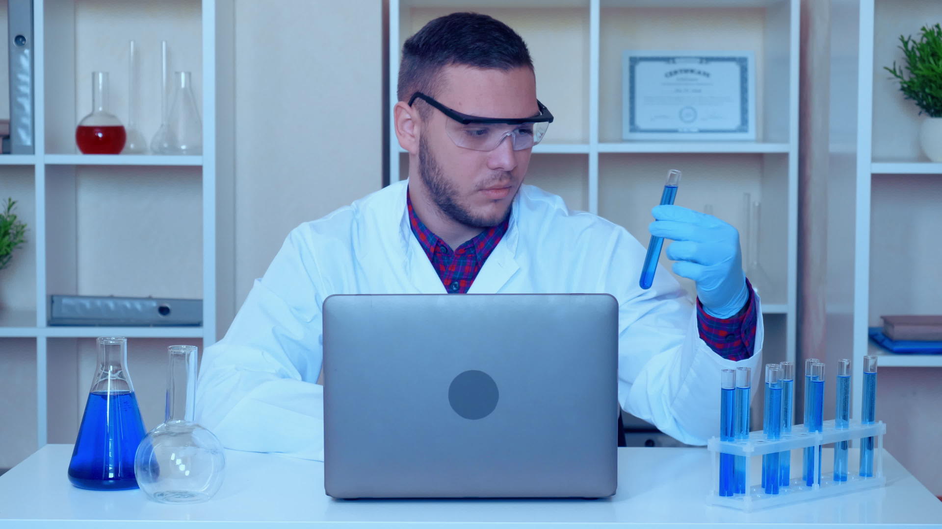 在医学或化学实验室工作的科学家视频的预览图