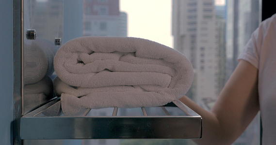 管家把浴巾放在酒店的浴室里视频的预览图
