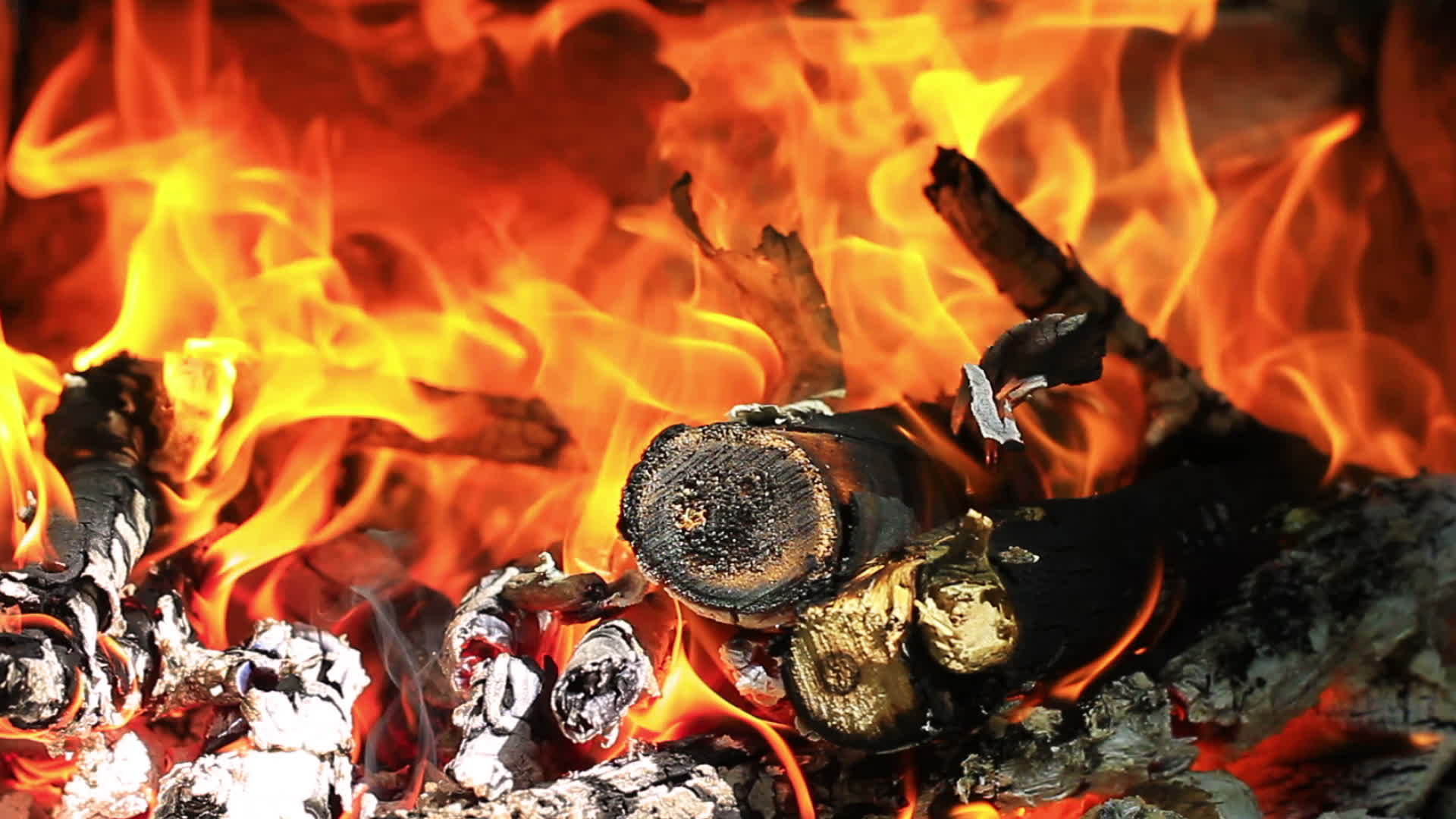 在燃烧的木头上点燃营火慢慢移动充满火焰的壁炉壁炉视频的预览图