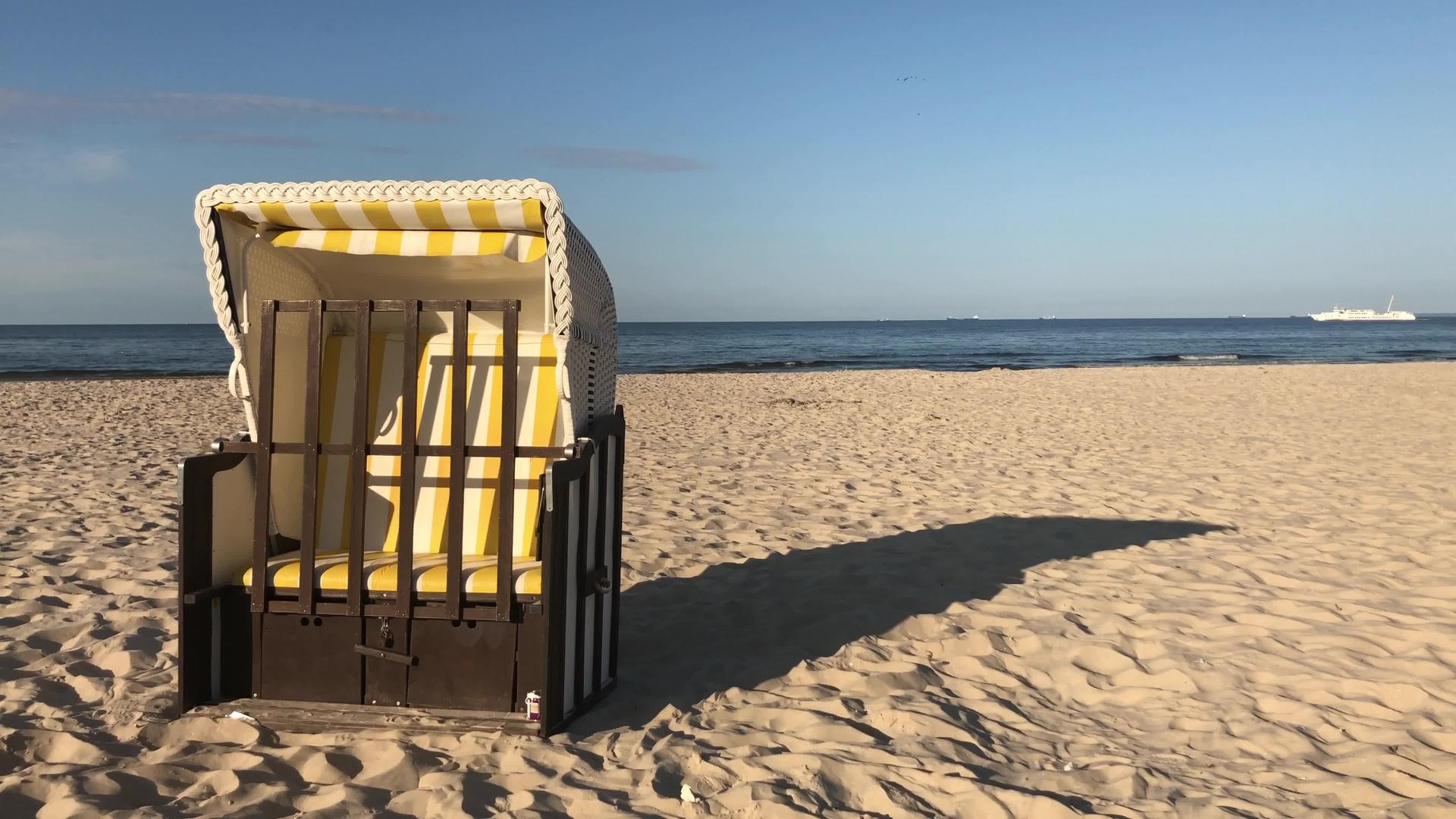 阿尔贝克海滩上的典型沙滩椅视频的预览图