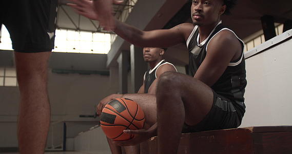 篮球运动员坐在椅子上走来走去五次击掌视频的预览图