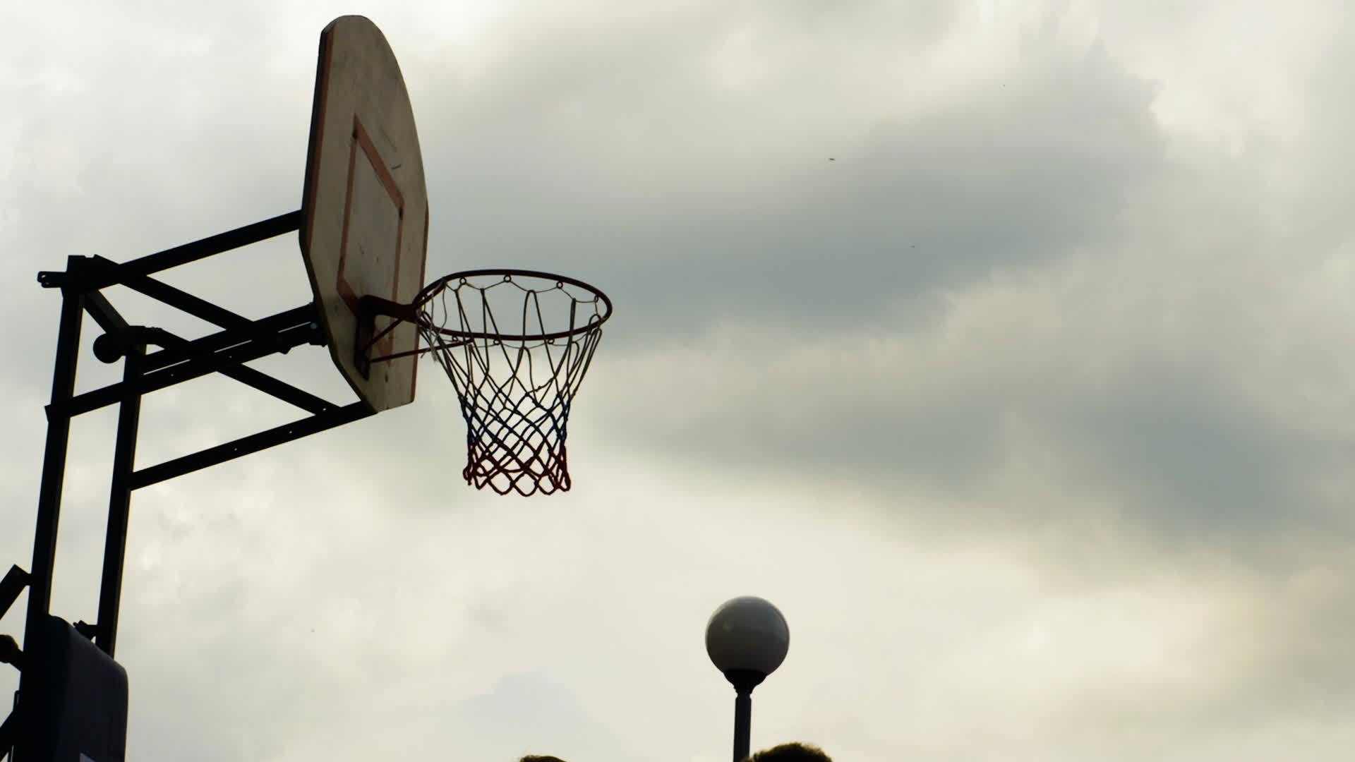 篮球运动员在运动场上把球扔进篮筐运动员在外环投掷视频的预览图