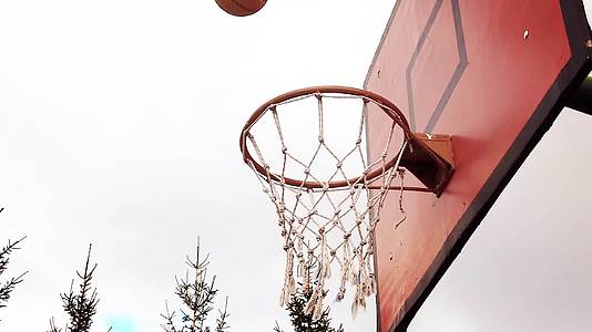 篮球滚球和蓝天的缓慢运动视频的预览图