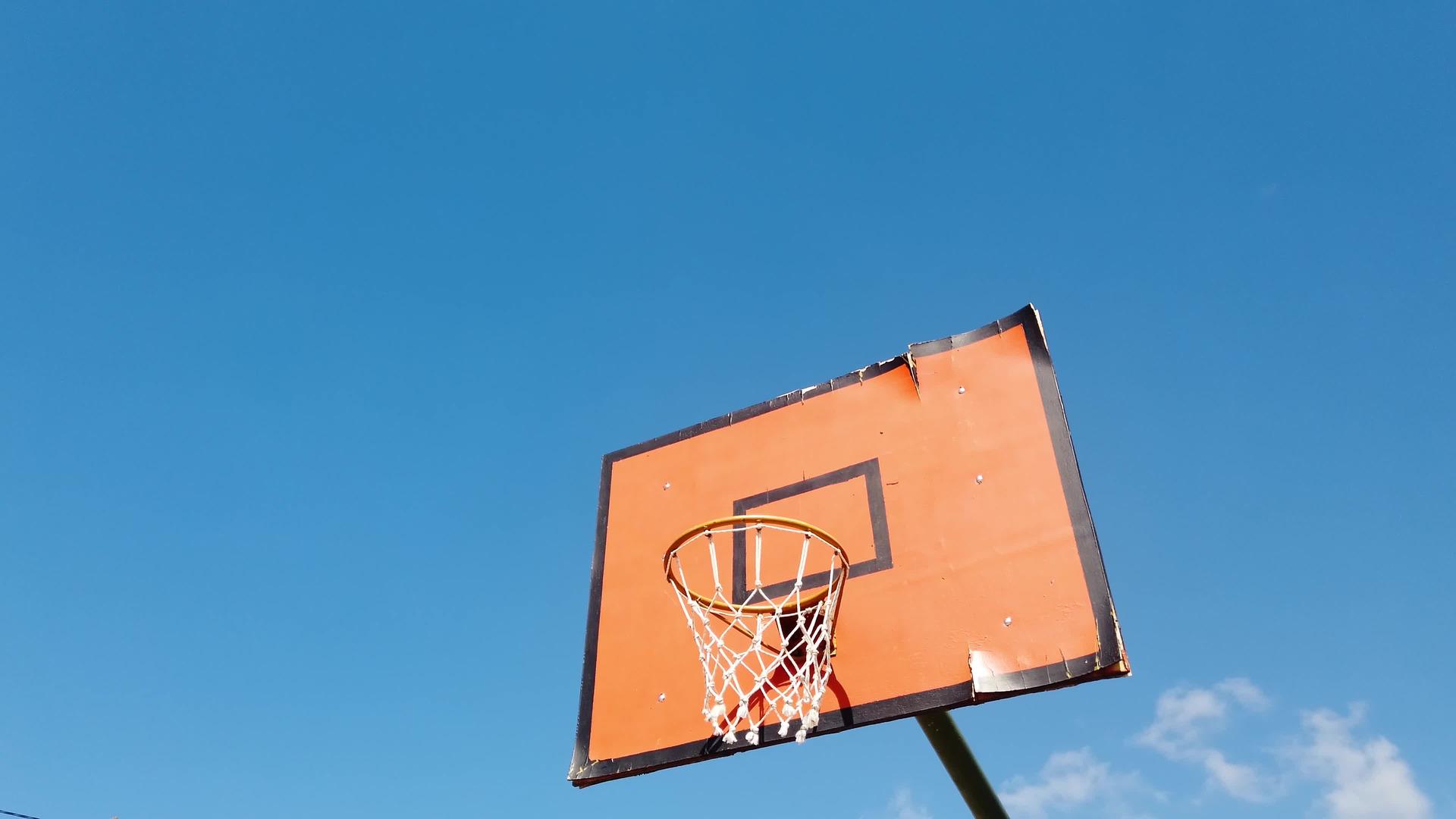 蓝天和干净的蓝天使用网格篮球板视频的预览图