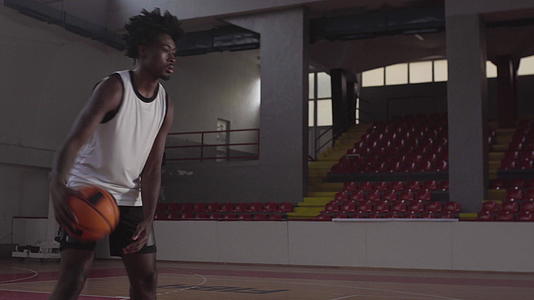 篮球运动员练习非洲人跳球和弹球视频的预览图