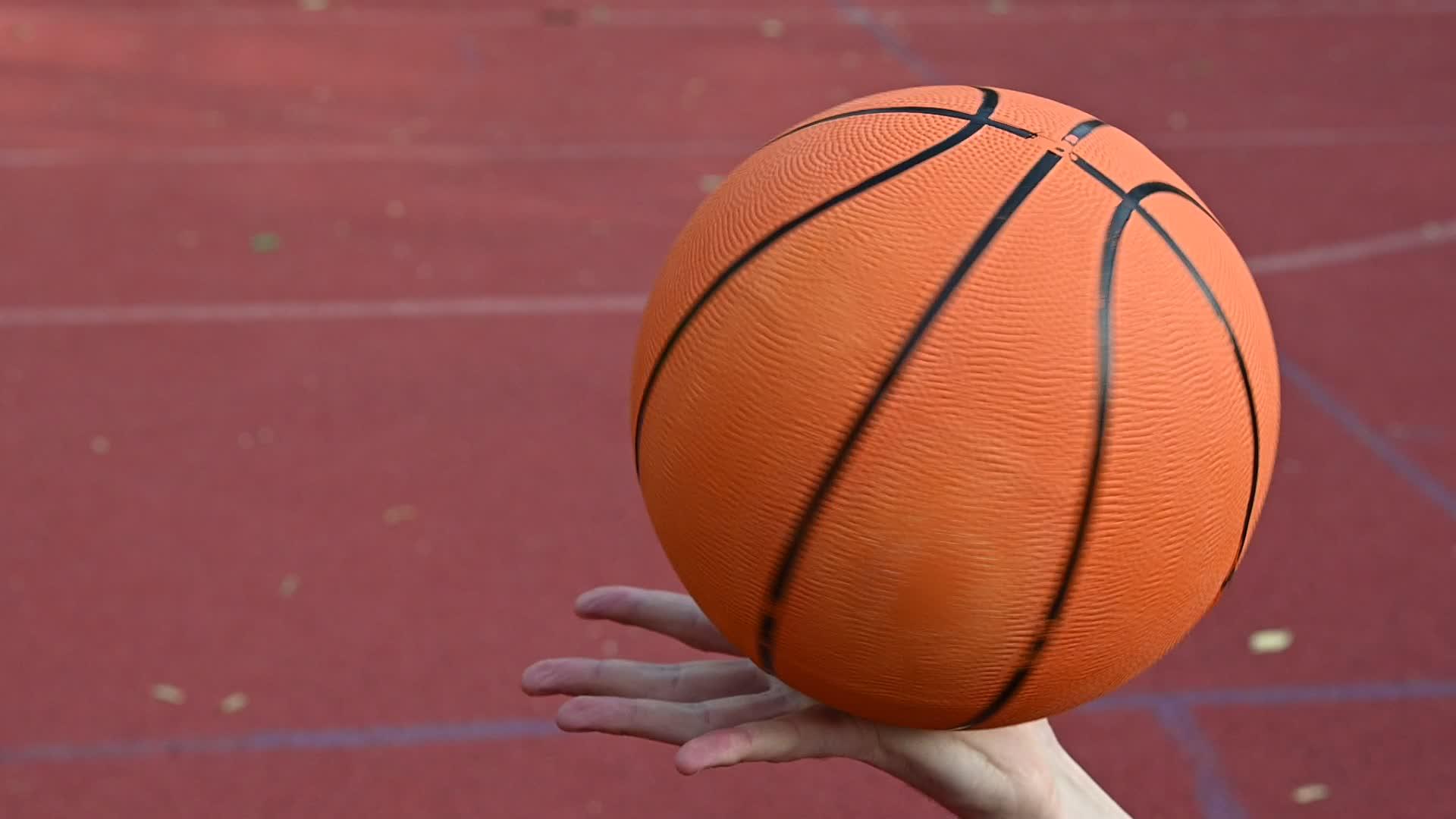 男人在手掌上旋转篮球视频的预览图
