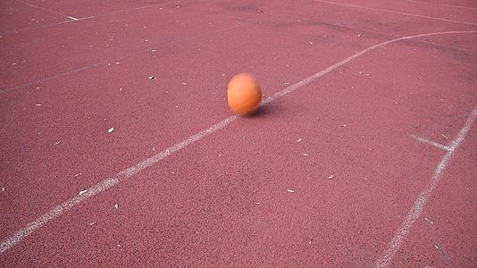 橙色篮球在红球场上弹跳视频的预览图