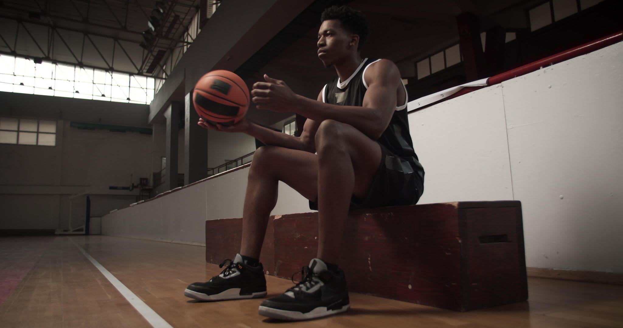 篮球运动员坐在长凳上打球视频的预览图