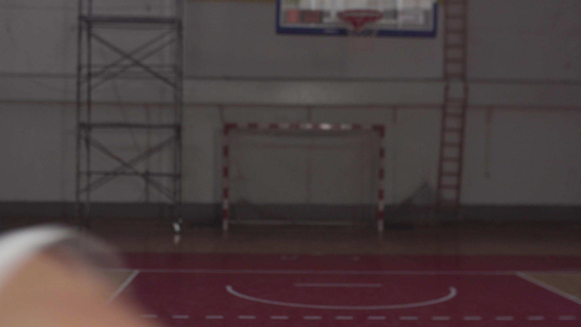 篮球运动员把球弹到相机上视频的预览图