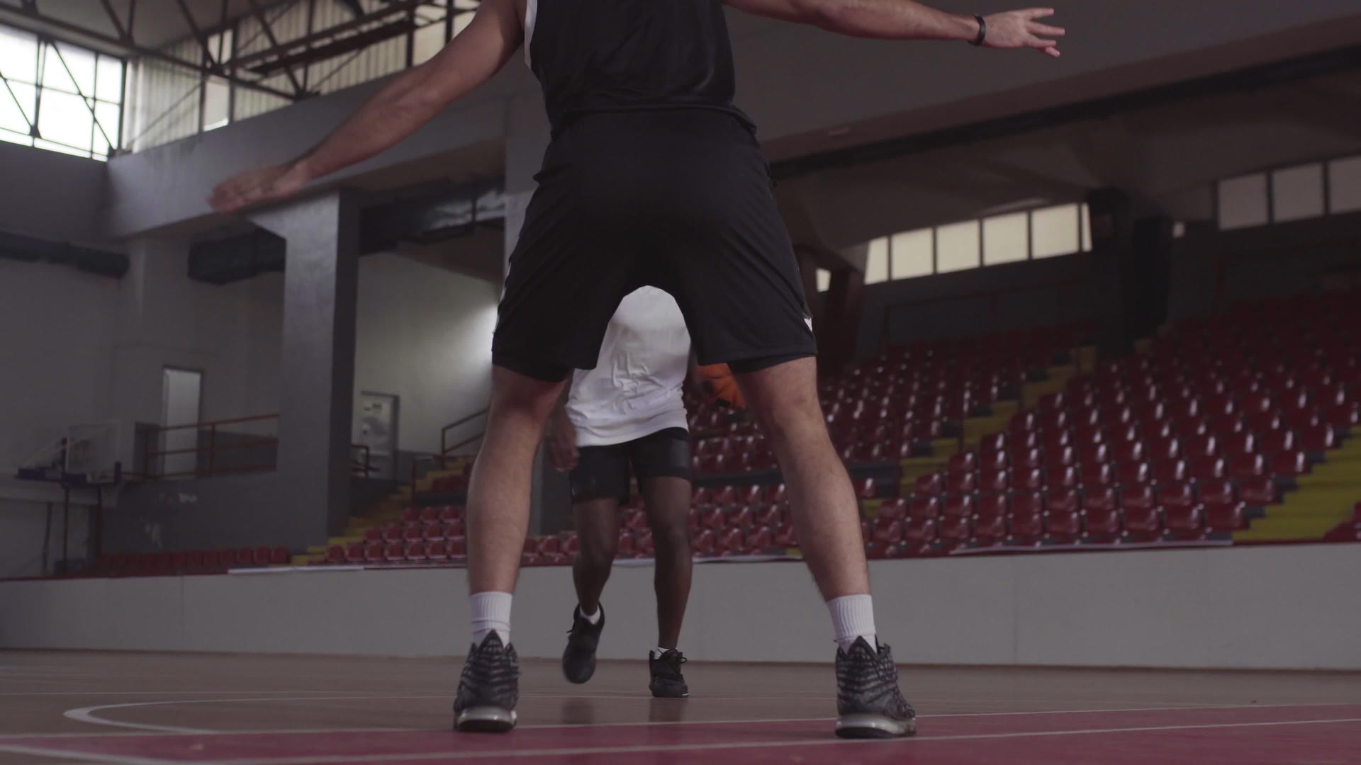 篮球运动员练习在腿之间跳跃视频的预览图