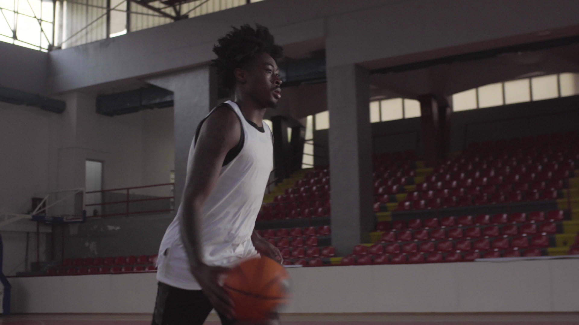 训练篮球运动员非洲美国人一个运动员跑着跳着球打球视频的预览图