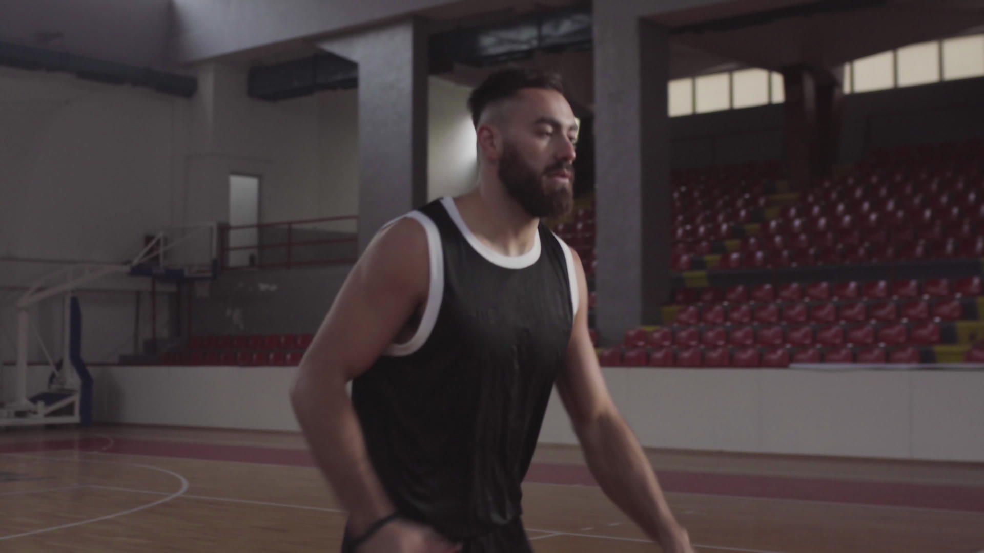 正在练习的白人球员篮球运动员跑和跳视频的预览图