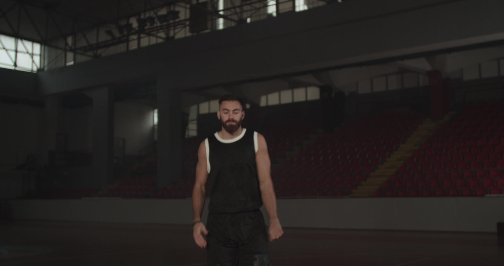 一名球员在体育馆里穿着军装caucasian视频的预览图