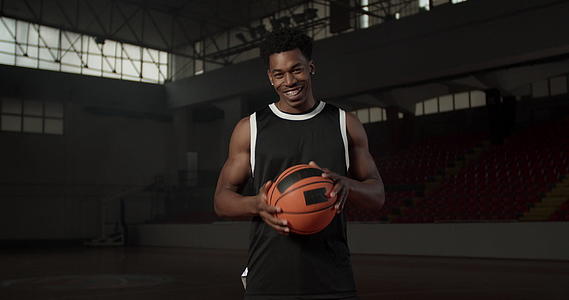 一名篮球运动员在体育馆里穿着制服他们微笑着视频的预览图