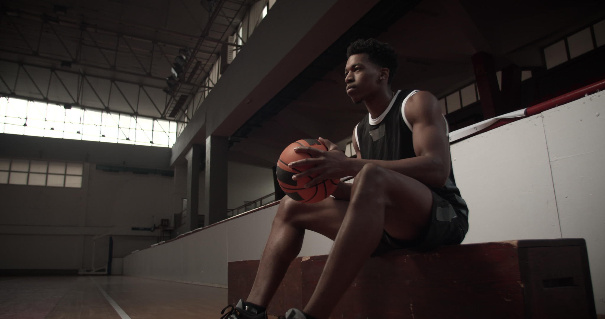 篮球运动员坐在长凳上打球视频的预览图