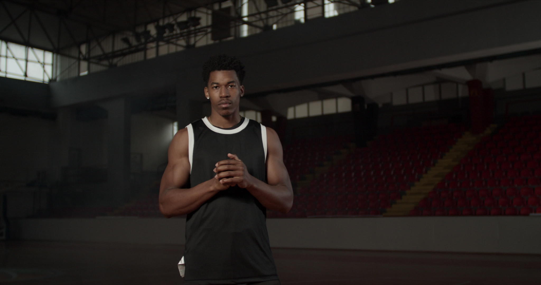 African穿制服的美国男子在体育馆摆姿势视频的预览图