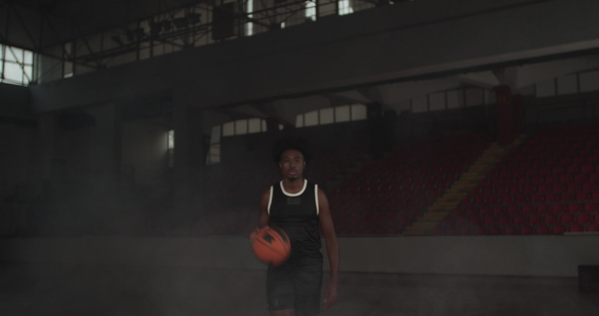 African穿制服的美国男子在体育馆摆姿势视频的预览图