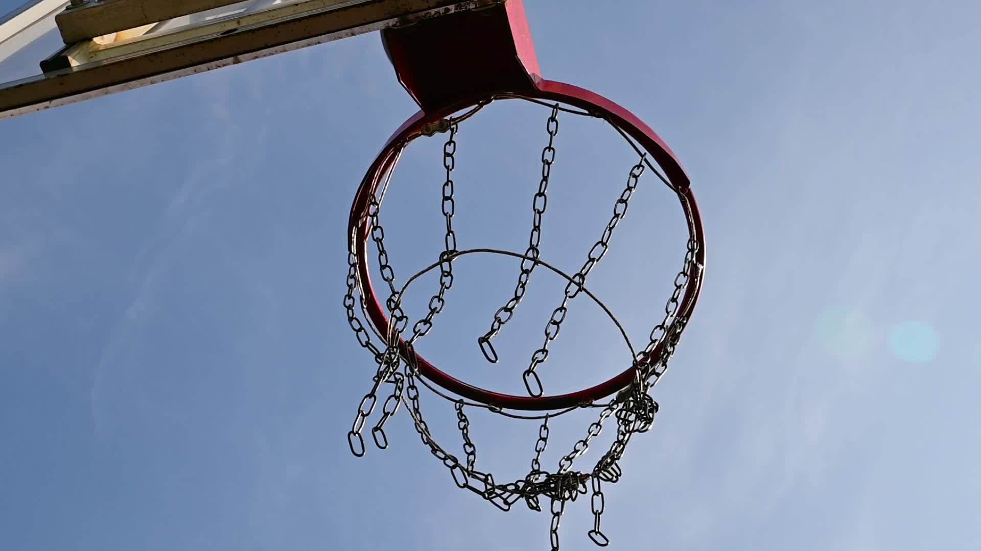 把篮球打进篮筐然后失踪视频的预览图