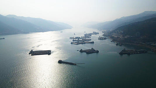 4K航拍阳光洒在轮船码头长江江面视频的预览图