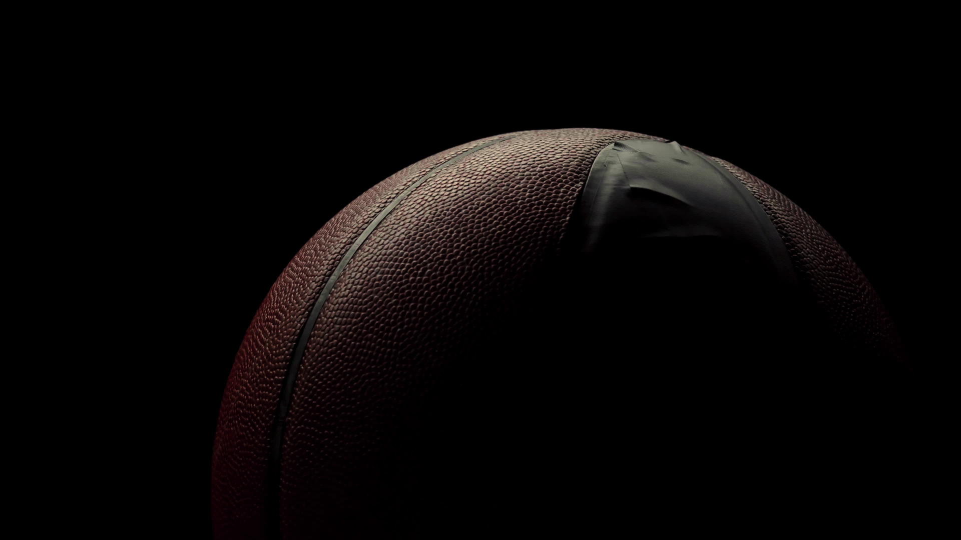 在黑暗的背景下关闭篮球旋转站点点亮篮球运动平等视频的预览图