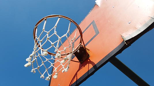 天空下的篮球板视频的预览图