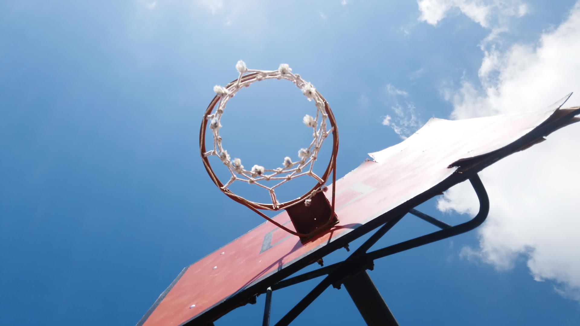 一个古老的篮子是用来打篮球的视频的预览图