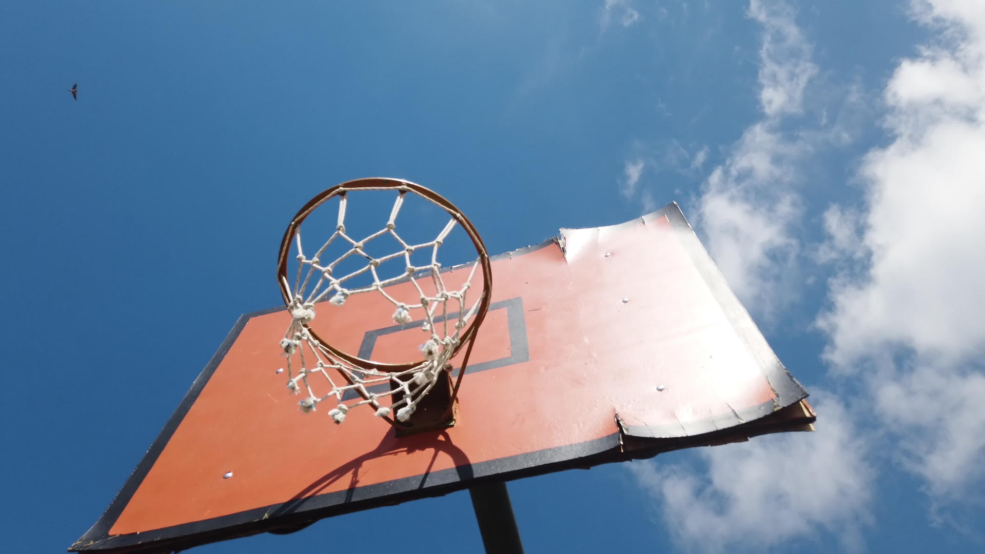 旧篮球圈在公共体育场的天空背景下视频的预览图