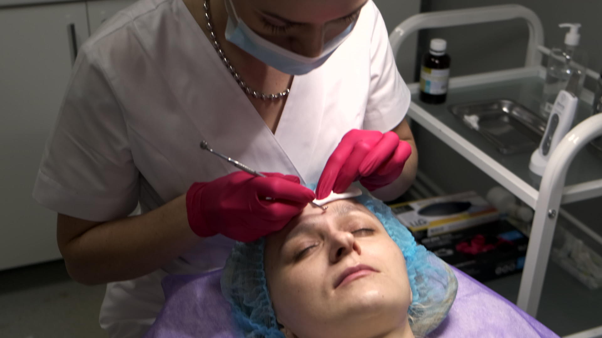 美容师使用机械仪器清洁面部视频的预览图